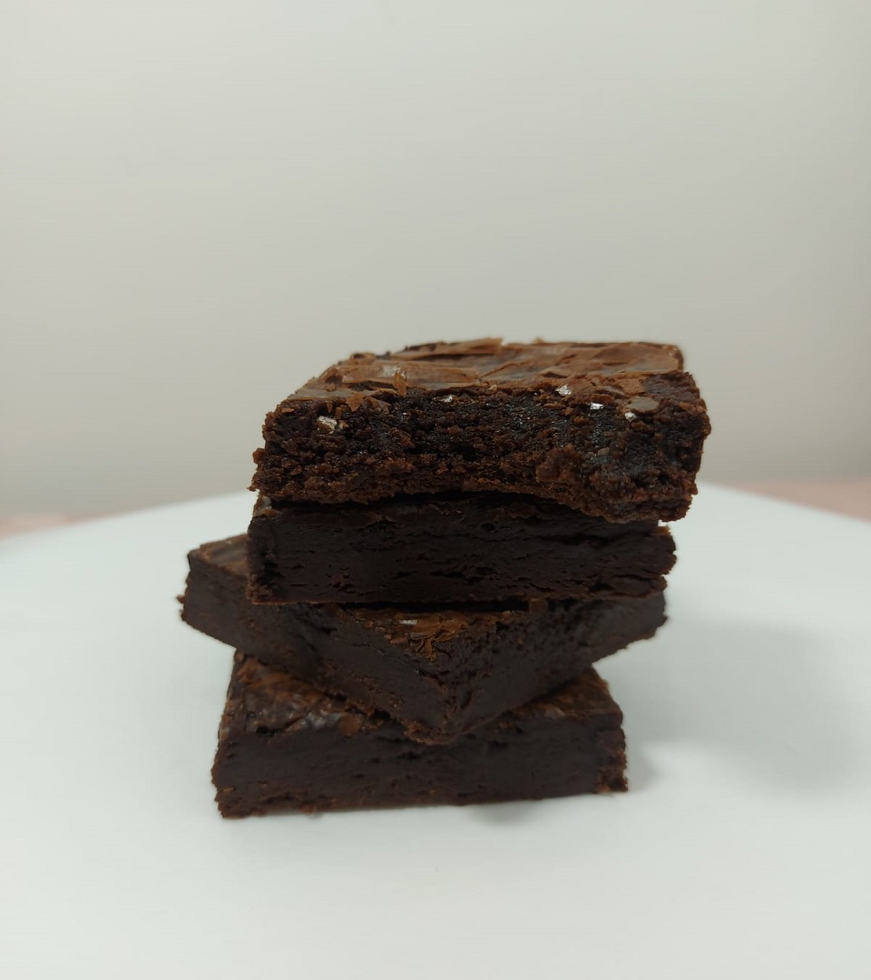Brownie chocolatudo delicioso mordido